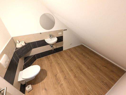 WC im begebbarem Kleiderschrank 