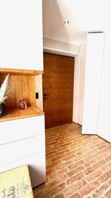 Eingangsbereich mit hochwertigen Einbauschränken