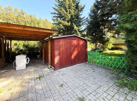 Carport und Holzgarage