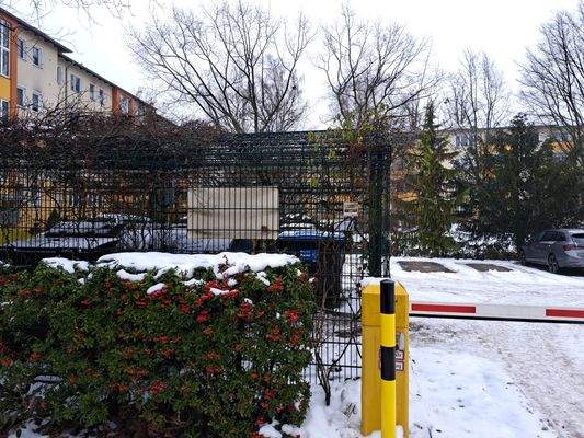 Parkplatz mit Schranke im Winter.jpg