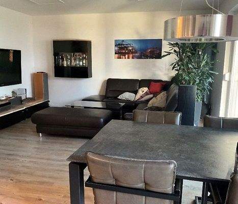 Wohnbereich mit Zugang zur Terrasse.jpg