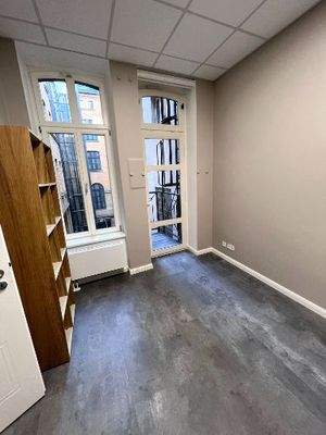 kleines Office mit Balkon zum Innenhof