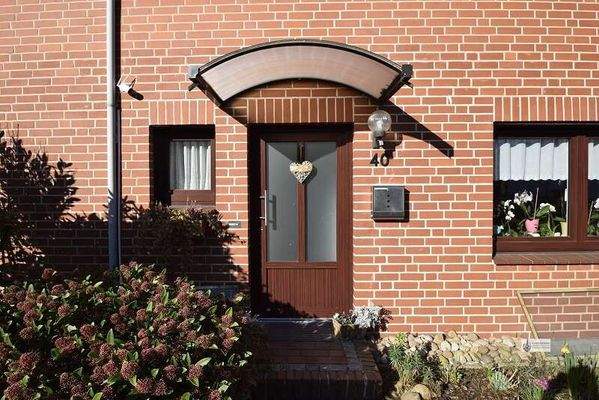 Hauseingangstür überdacht