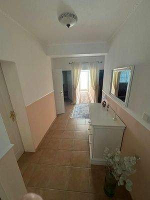 51 Keller Flur zum Eingang zur ELW