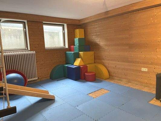 Hobbyraum mit Heizung im Keller