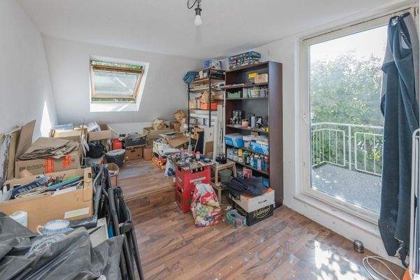 Schlaf- oder Kinderzimmer 2 mit Balkonzugang