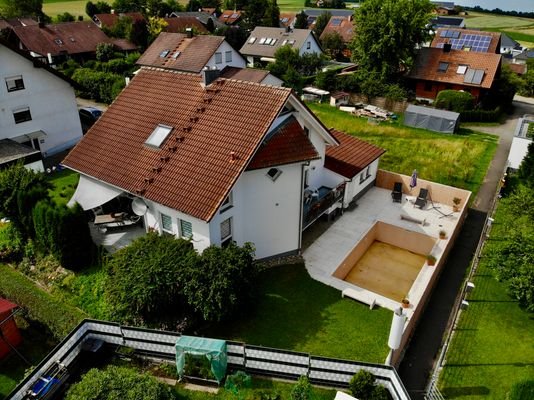 Luftbild - mit Schwimmbad u. Grundstück