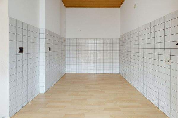 Küche - KI-generierte, leergeräumte Darstellung