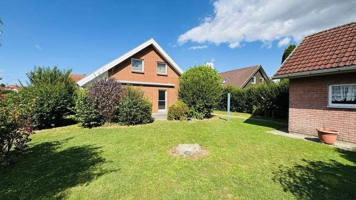 Hausansicht mit Garten