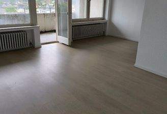 Helles Wohnzimmer mit Aussicht