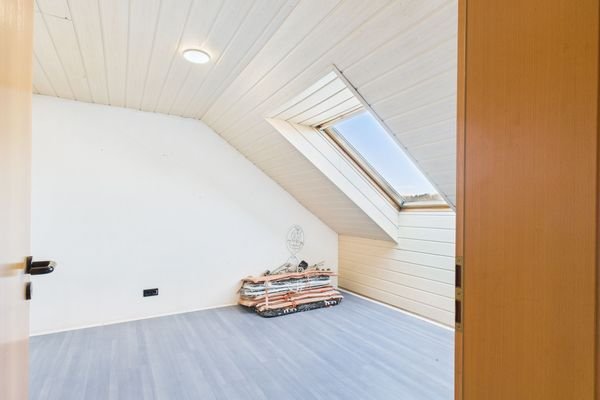 Dachgeschoss Zimmer 2.jpg
