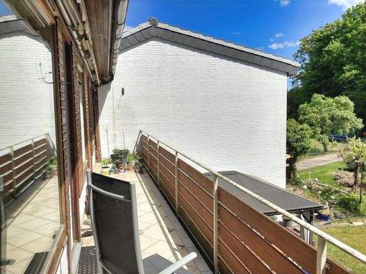 großer Sonnenbalkon mit Markise