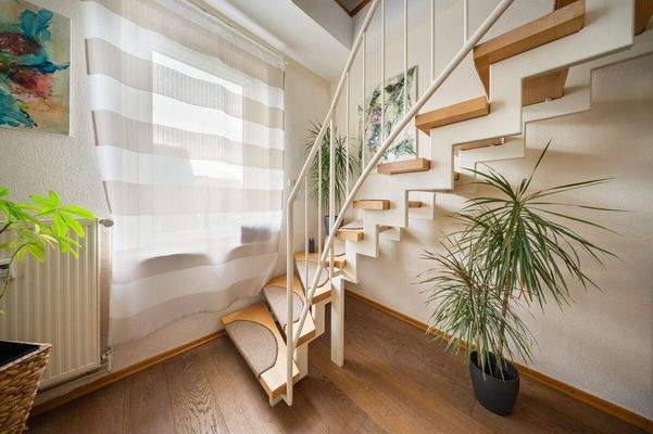 Wohnzimmer mit Treppe zum Obergeschoss