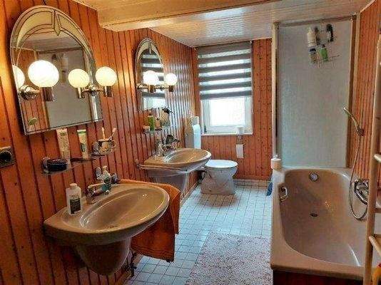 Größeres Bad mit Doppelwaschbecken, Wanne + Dusche