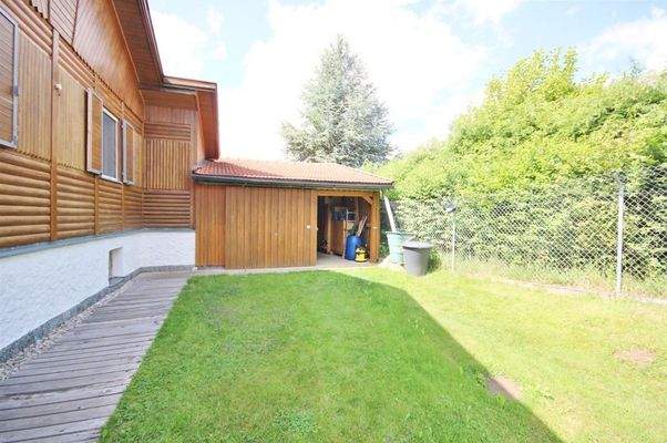 Hausansicht mit Rückseite Garage