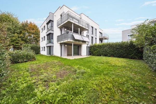 Großzügiger Garten mit überdachter Terrasse