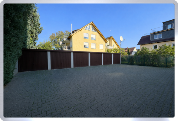 Innenhof und Garagen