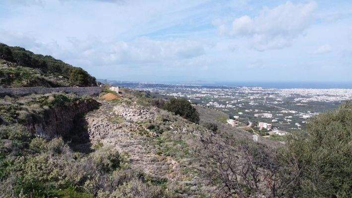 Kreta, Malaxa: Grundstück mit Blick auf Meer und Stadt zu verkaufen