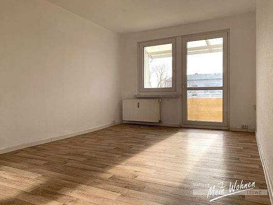 Wohnzimmer mit Balkon