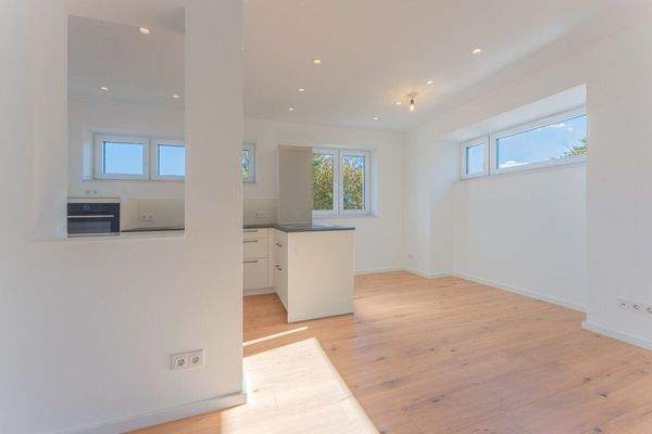 Offene Küche neben dem Essbereich