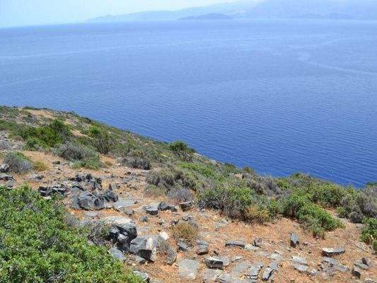Kreta, Elounda: Großes, erstklassiges Grundstück in erster Meereslinie zu verkaufen