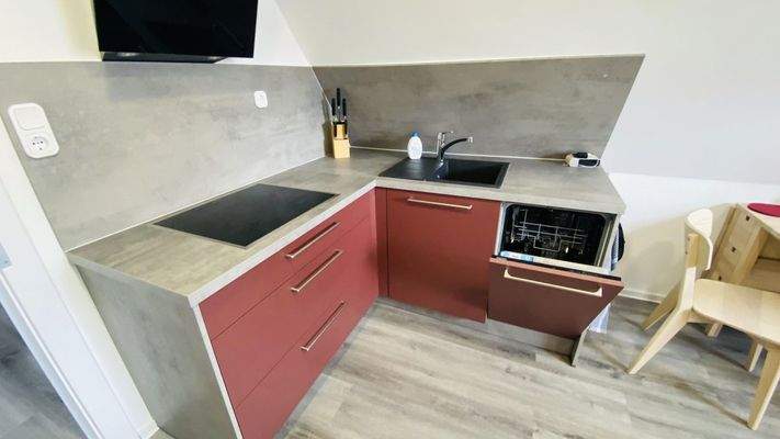 Kochzeile mit Spülmaschine