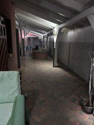 überdachte Sitzfläche
