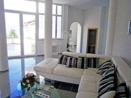 Drei lichtdurchströmte und geräumige Wohnungen