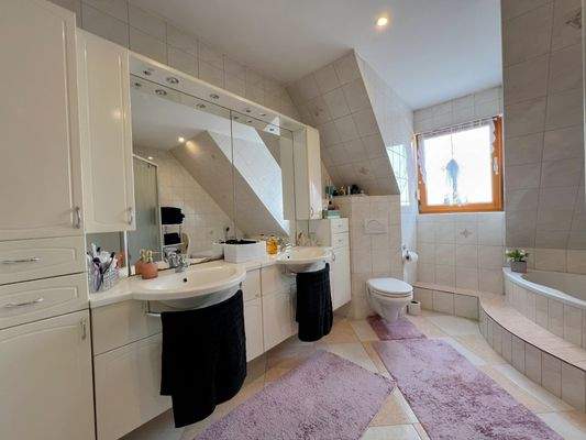 Badezimmer OG Ansicht 1