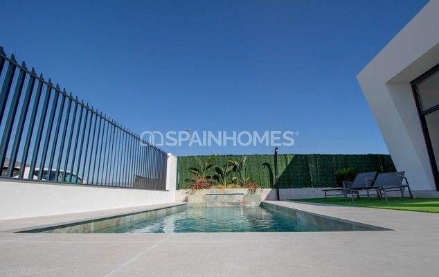Detached Villas with Sea and Mountain Views in Alicante