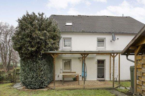 Rückansicht Haus - große Wohnung -Terrasse - überdacht