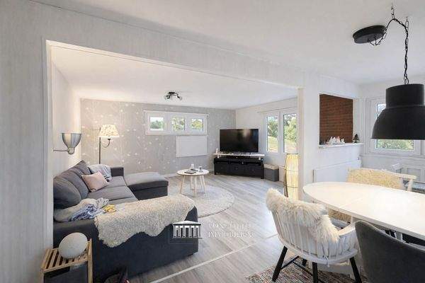 Großzügiger, offener Wohn- und Essbereich mit klarer Raumaufteilung