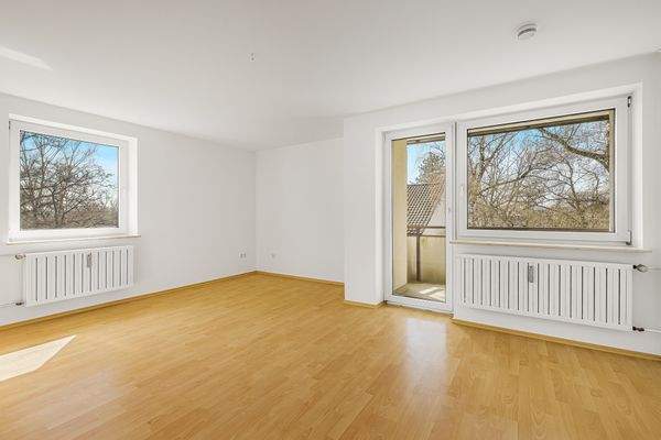 Wohnzimmer mit Balkonzugang