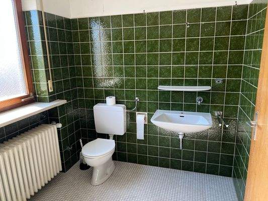 Großes Bad mit Fenster