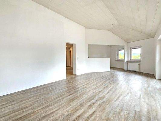 Großzügig Wohnen mit offenem Dachstuhl