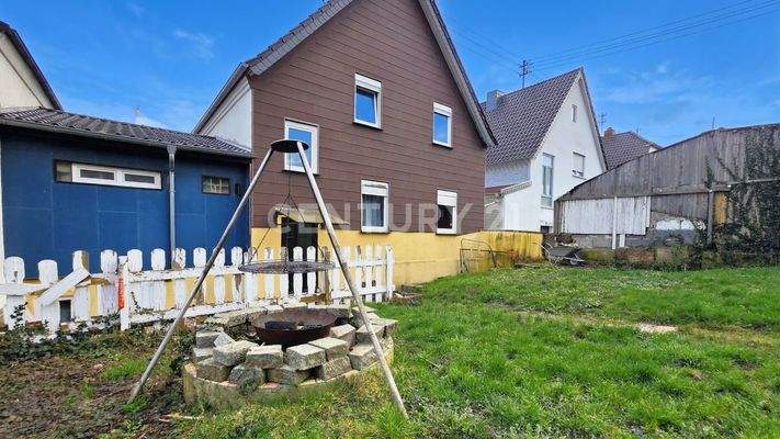 Gartenansicht mit saarländischem Schwenker ( Grillbereich )