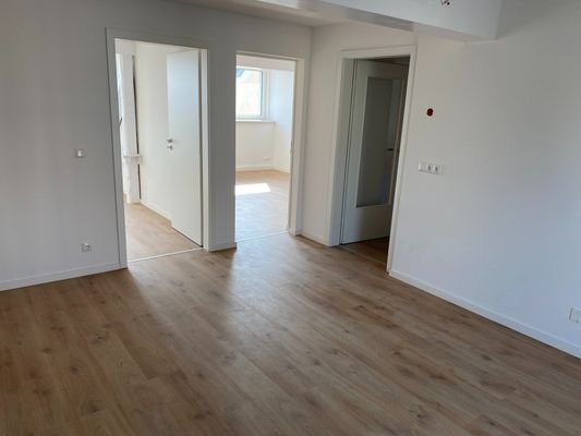 Wohnzimmer Blick zur Küche links rechts ins Schlaf