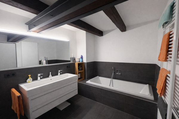 Badezimmer mit Badewanne