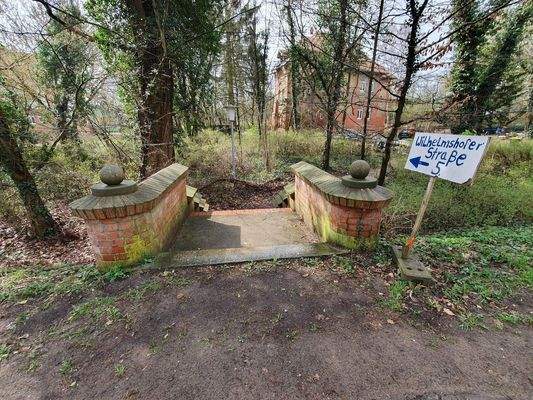 Eingang von der Straße  