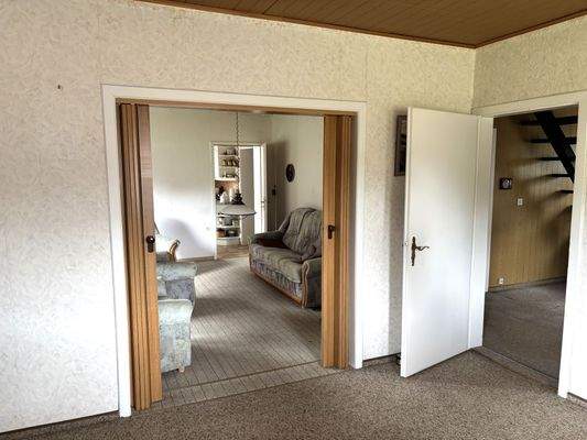 Blick in das Esszimmer und in den Flur