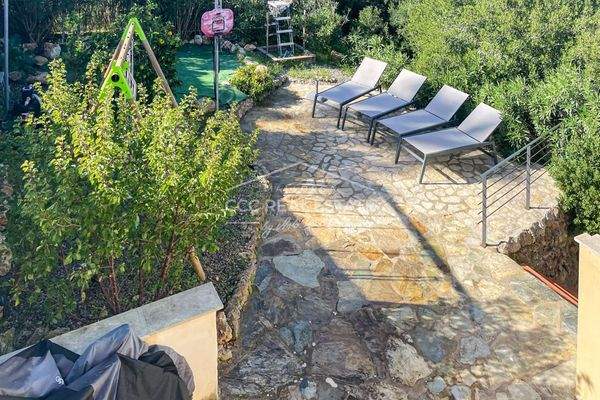 Obere Gartenfläche mit...