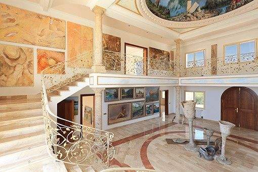 Eine dreiläufige U-Treppe führt zur Galerie