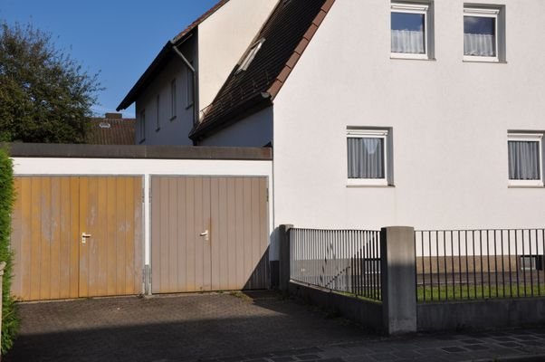 02 Haus Aussen 2 - Garage.JPG