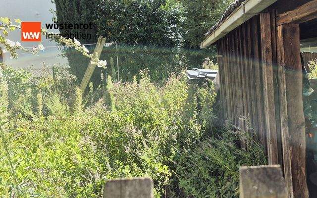 Hausgarten mit Hütte