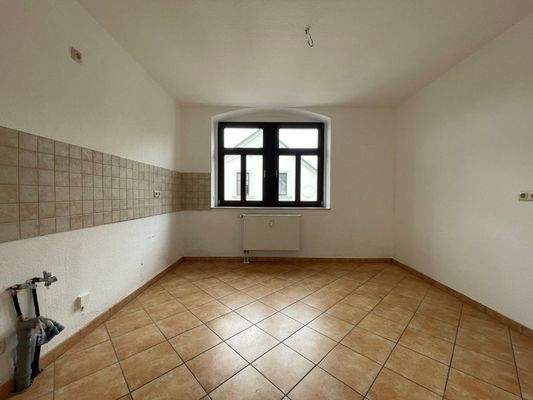 Küche mit Fenster und Fliesenspiegel