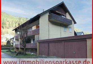 Hausansicht mit 3 Garagen