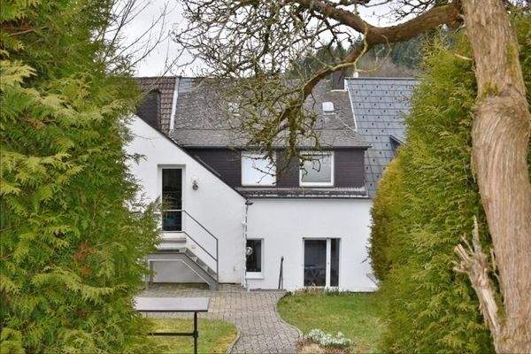 Rückseite mit Grünflächen