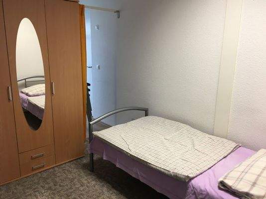 Zimmer 2 Bett mit Schrank