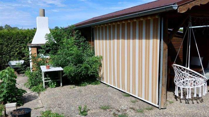 Gartenhaus mit Laube und Grillplatz