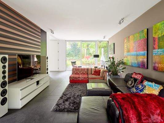 Der Wohnbereich öffnet sich zur hellen Gartenseite  und verfügt über einen Durchsichtkamin, der für viel Behaglichkeit in den Wintermonaten sorgt